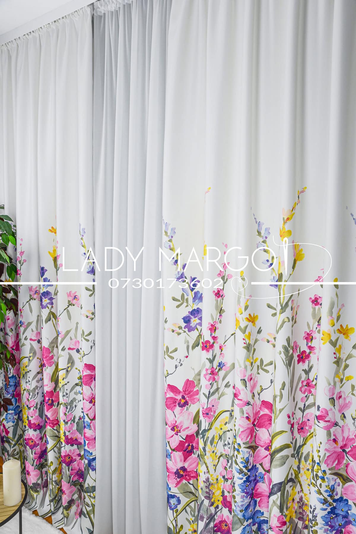 draperie blackout cu flori roz albastre